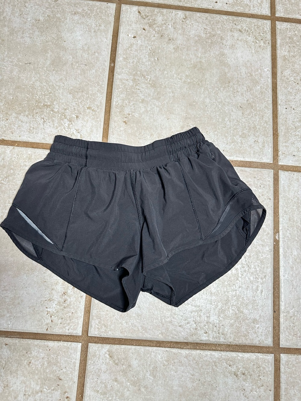 Lululemon Hotty Hot High-Rise Shorts 2.5" - Black (Size 4)
